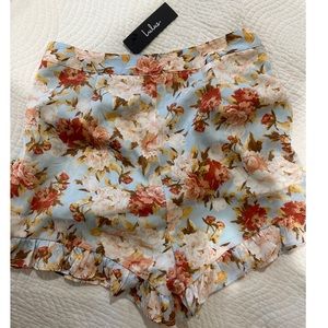 Lulus bran new floral shorts
